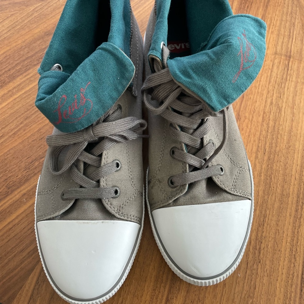 Levi’s  Canvas Zipper, High Top Sneakers All Stars Size 10.5- unisex